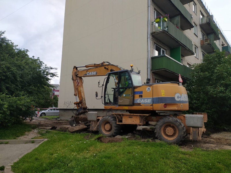 Tukumā, Meža ielā 2 sākušies gājēju celiņa labiekārtošanas darbi