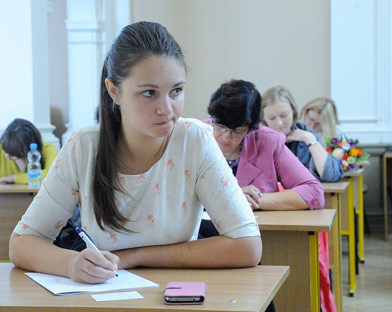 “Caurkritušos” devītklasniekus mēģinās glābt ar “izlīdzinošo gadu” – kas tas būs un ko liks bērniem darīt?