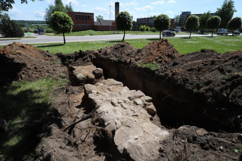 Īstenots projekts “Mūra atseguma vēsturiskā izpēte pie Kandavas bruņinieku pilskalna”