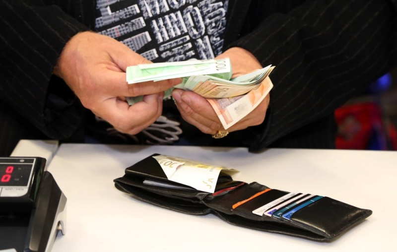 10 000 eiro uz robežas nāksies deklarēt