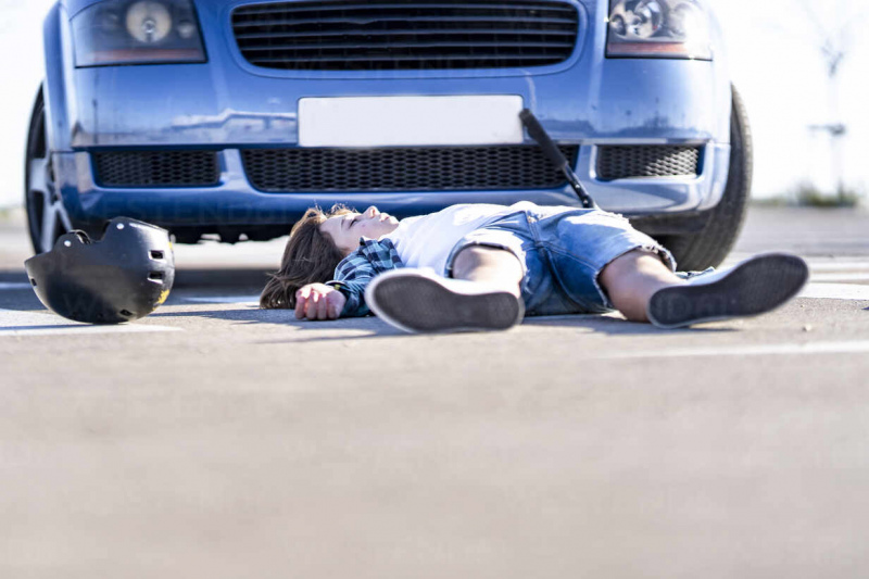 Lapmežciemā automašīna uzbrauc sešgadīgam zēnam, kurš nepārliecinoties par drošību šķērsoja ceļu