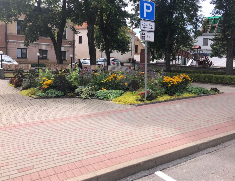 Pie Tukuma policijas ēkas izveidota automašīnu stāvvieta Pie Tukuma policijas ēkas izveidota automašīnu stāvvieta