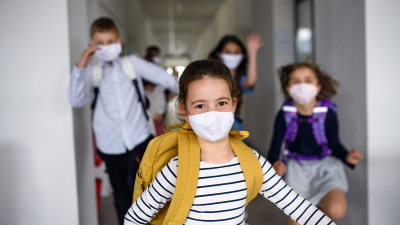 Premjers: Mācības klātienē varētu atsākties ar prasību valkāt sejas maskas