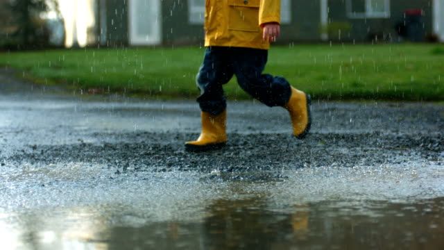 Trešdiena vietām atnesīs postošu krusu un vētru