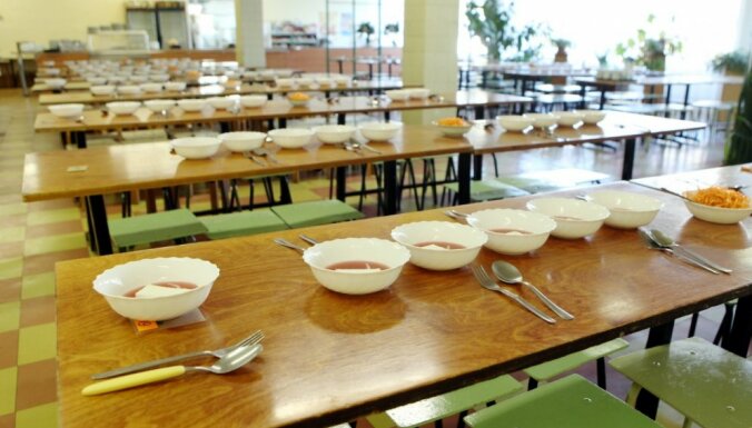 Skolēnu brīvpusdienu apmaksu IZM grib pārcelt uz pašvaldību budžetiem