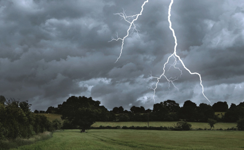 LVĢMC izsludina jaunu dzelteno brīdinājumu; Latvijai tuvojas negaiss