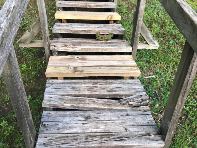 Meža kapos Tukumā taps jaunas kāpnes Meža kapos Tukumā taps jaunas kāpnes