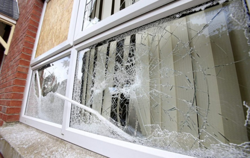 Kafejnīcai Tukumā bojāts logs, nodarīti zaudējumi 100 EUR vērtība Kafejnīcai Tukumā bojāts logs, nodarīti zaudējumi 100 EUR vērtība