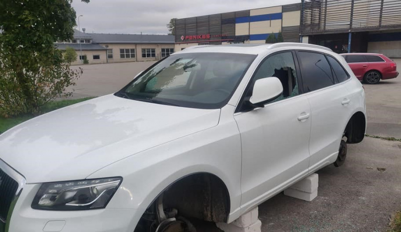 Nakts laikā tiek izlaupīta automašīna Tukumā Nakts laikā tiek izlaupīta automašīna Tukumā