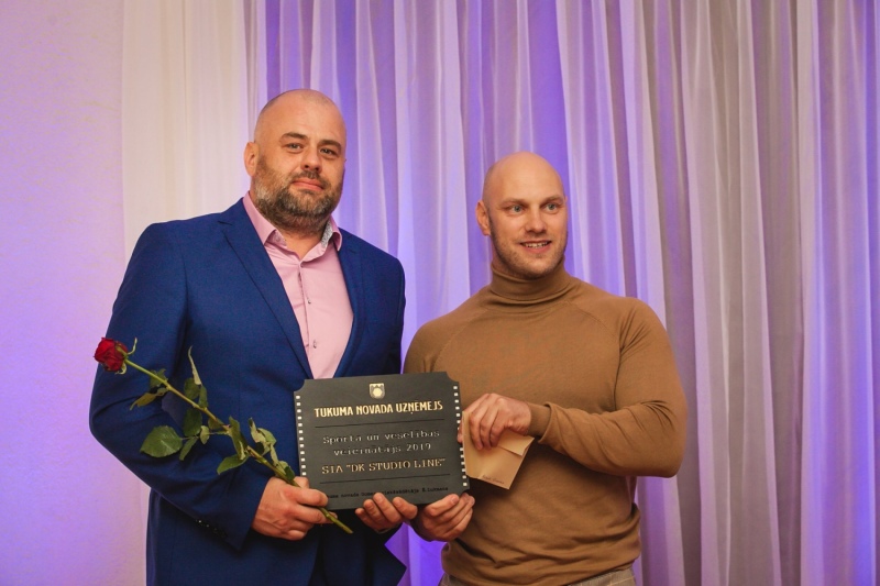 Pasniegtas ikgadējās balvas “Tukuma novada uzņēmējs 2019” Pasniegtas ikgadējās balvas “Tukuma novada uzņēmējs 2019”