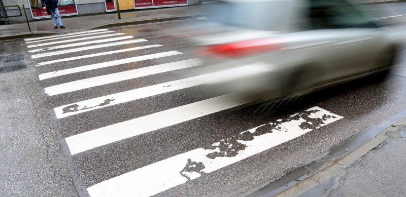 Tukumā, Kurzemes ielā uz gājēju pārejas notriekta sieviete Tukumā, Kurzemes ielā uz gājēju pārejas notriekta sieviete