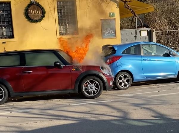Neizvēloties drošu braukšanas ātrumu Slampē „Ford Mondeo” ietriecās priekšā braucošai automašīnai „Mini Coopers” Neizvēloties drošu braukšanas ātrumu Slampē „Ford Mondeo” ietriecās priekšā braucošai automašīnai „Mini Coopers”