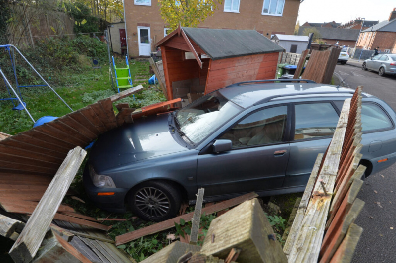 Bezatbildīgs automašīnas vadītājs izraisa pāris ceļu satiksmes negadījumus Tukumā Bezatbildīgs automašīnas vadītājs izraisa pāris ceļu satiksmes negadījumus Tukumā