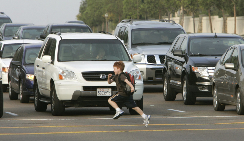 Tukumā automašīna uzbrauc uz ceļa izskrējušam bērnam Tukumā automašīna uzbrauc uz ceļa izskrējušam bērnam