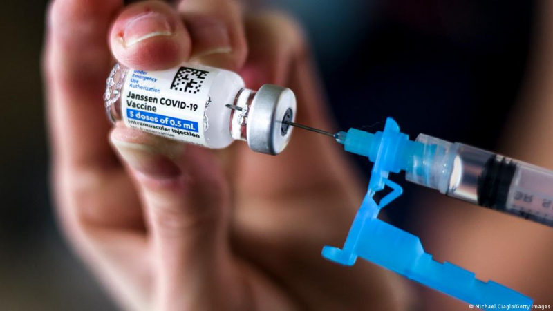 EZA apstiprinājusi reti novērojamas iespējamas blakusparādības pēc J&J un 'AstraZeneca' vakcīnām