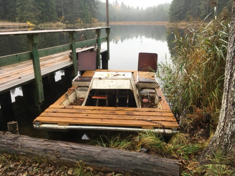 Līdz nākamai vasaras peldsezonai ieziemots Melnezera katamarāns