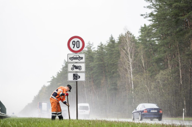 Latvijā maksimālais atļautais braukšanas ātrums no trešdienas ir 90 km/h