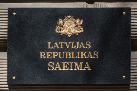 Saeima atbalsta tiesības darba devējiem atlaist pret Covid-19 nevakcinētos
