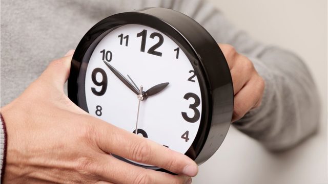 Nedēļas nogalē atkal būs jāpagriež pulksteņa rādītāji