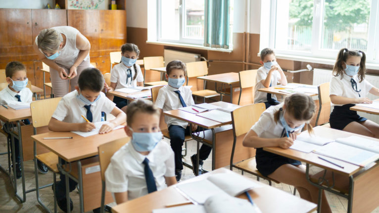 Jaunāko klašu skolēni pirmdien atsāks mācības klātienē