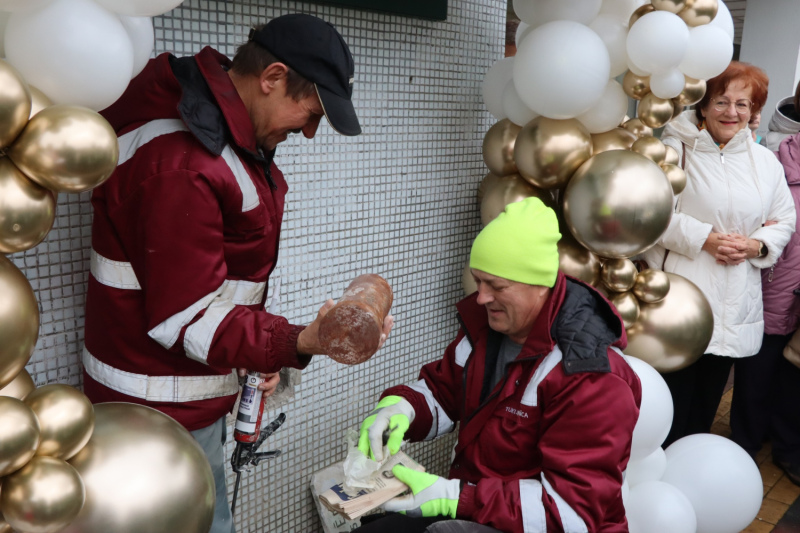 Tukuma slimnīca atvērusi pirms 25 gadiem iemūrēto laika kapsulu