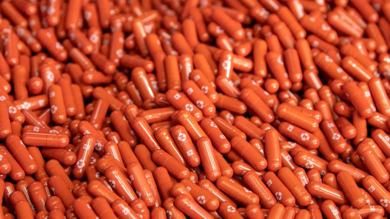 Medikamenti pret Covid-19 nebūs lēts prieks, taču tie vieš cerību Medikamenti pret Covid-19 nebūs lēts prieks, taču tie vieš cerību