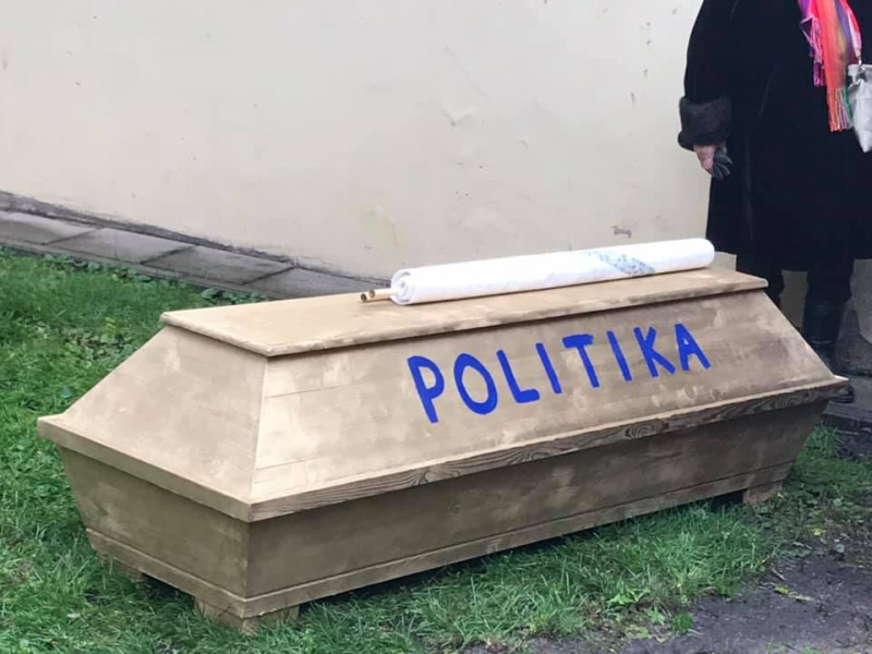 Mediķi nepanāk vienošanos par atalgojuma garantiju izpildi; protests turpināsies Mediķi nepanāk vienošanos par atalgojuma garantiju izpildi; protests turpināsies