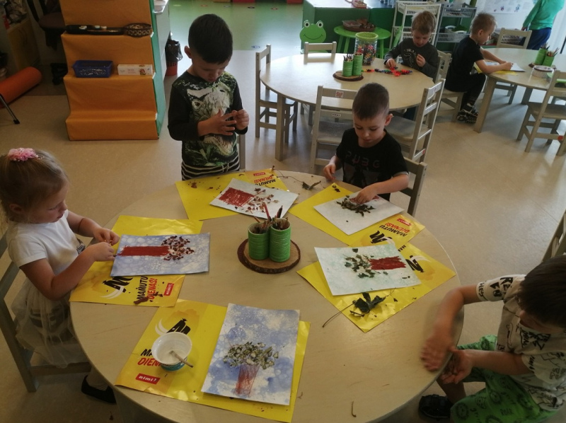 Tukuma PII "Lotte" grupa "Rūķīši" uzliek pauzi plastmasai Tukuma PII "Lotte" grupa "Rūķīši" uzliek pauzi plastmasai