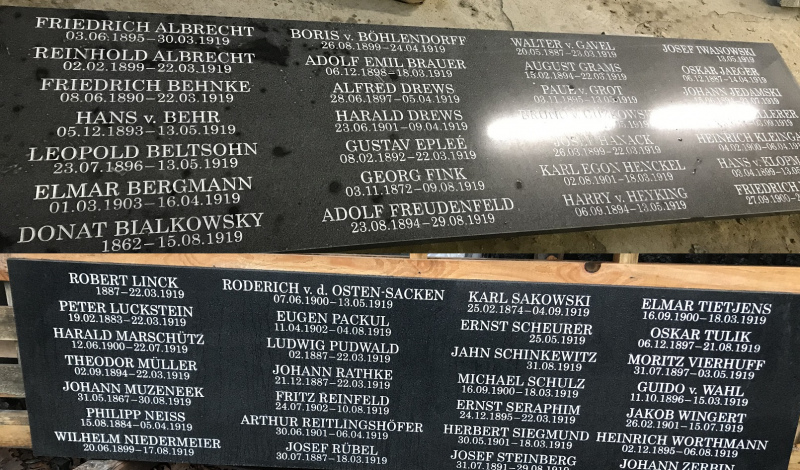 Atklās piemiņas plāksnes, kurās iegravēti 56 par Tukuma novadu kritušo un mirušo Baltijas landesvēra brīvprātīgo vārdi Atklās piemiņas plāksnes, kurās iegravēti 56 par Tukuma novadu kritušo un mirušo Baltijas landesvēra brīvprātīgo vārdi