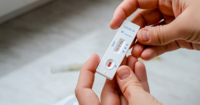 Visiem klātienē strādājošajiem vismaz divas reizes nedēļā būs jāveic Covid‑19 tests Visiem klātienē strādājošajiem vismaz divas reizes nedēļā būs jāveic Covid‑19 tests