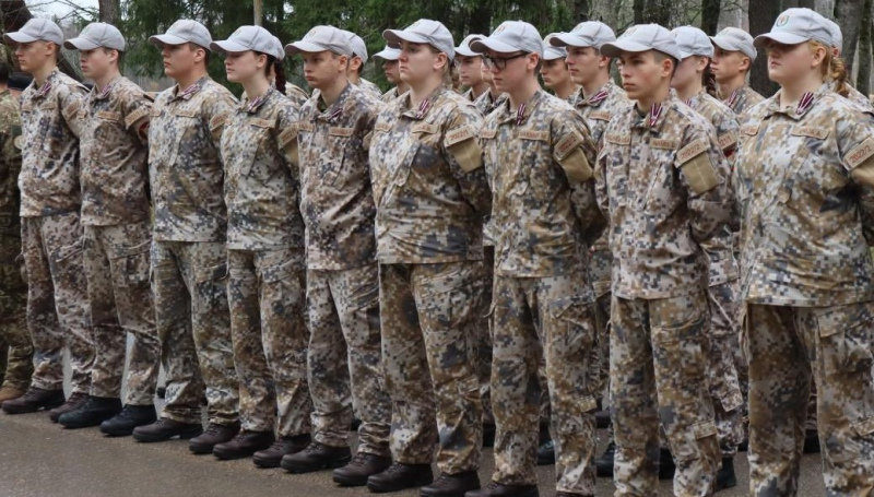 Pulkveža Oskara Kalpaka profesionālās vidusskolas kadeti soļos Kandavas pilsēt