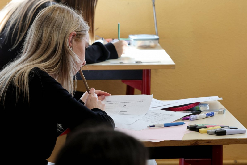 Vidusskolēniem būs jākārto par vienu augstākā līmeņa centralizēto eksāmenu mazāk