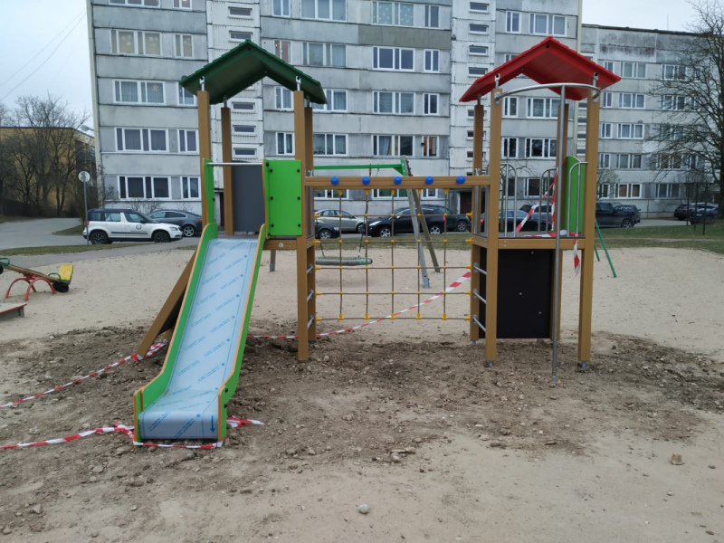 Tukumā vairākos rotaļu laukumos tiek uzstādītas jaunas iekārtas Tukumā vairākos rotaļu laukumos tiek uzstādītas jaunas iekārtas