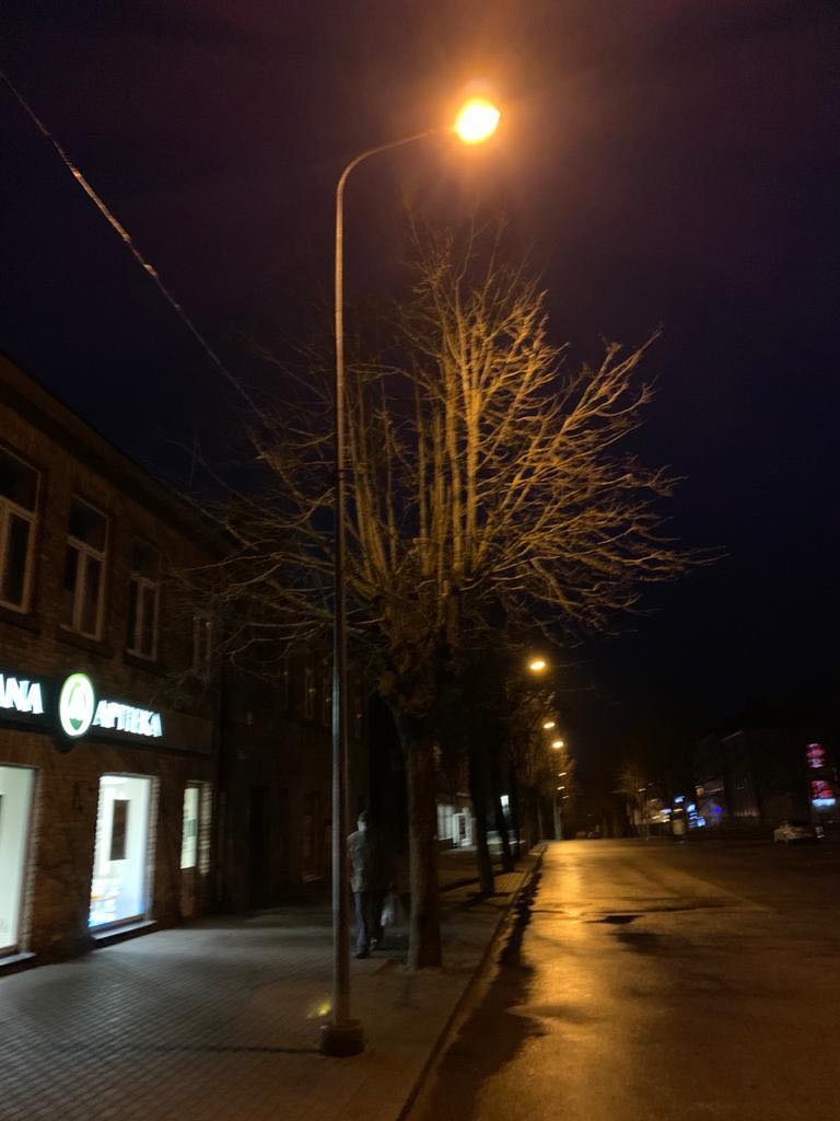 Pēc divu gadu dzīvošanas tumsā J.Raiņa ielā Tukumā atjaunots ielu apgaismojums