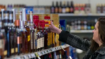 Vāc parakstus par alkohola tirdzniecības aizliegšanu veikalos pēc plkst.20:00