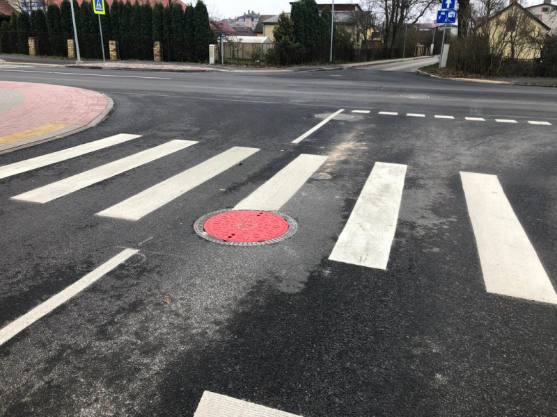 Lai VUGD operatīvi varētu veikt savu darbu, Kurzemes ielā hidrantu akas vāki nokrāsoti sarkanā krāsā