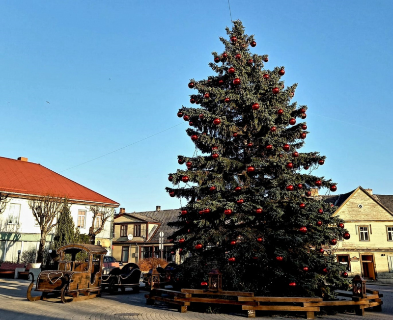 Tukums uz Ziemassvētkiem kļuvis svētkiem atbilstoši košs Tukums uz Ziemassvētkiem kļuvis svētkiem atbilstoši košs