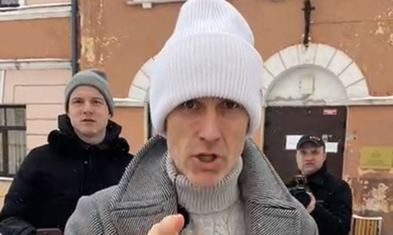 Policija kriminālprocesā meklē, kurš Gobzema nesankcionētajā sapulcē Tukumā iespēra policistei