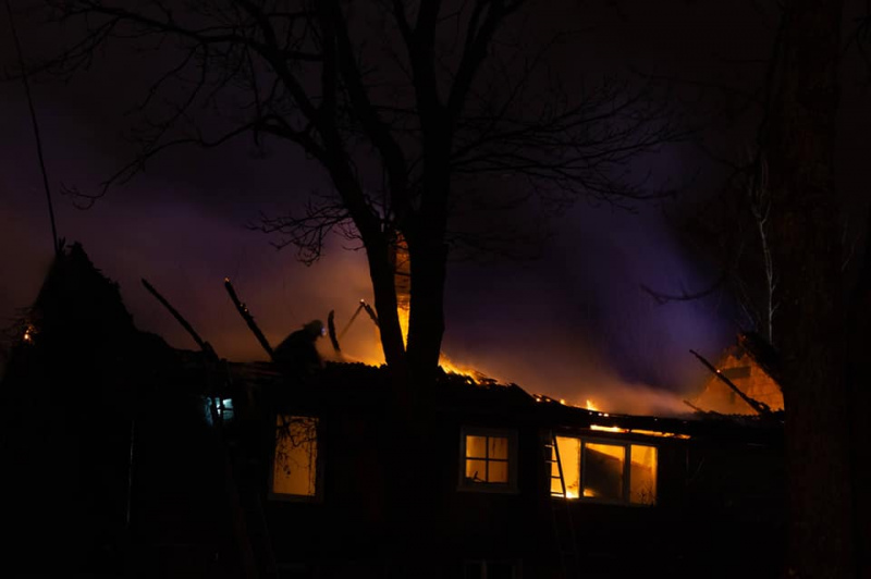 Tukumā, Pļavu ielā, naktī no svētdienas uz pirmdienu ar atklātu liesmu dega māja Tukumā, Pļavu ielā, naktī no svētdienas uz pirmdienu ar atklātu liesmu dega māja