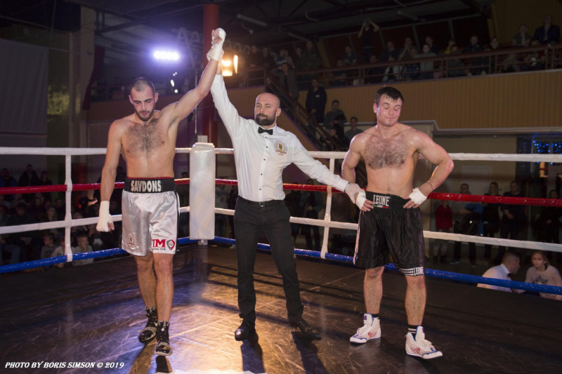 Brāļi Savdoni izcīna kārtējās uzvaras profesionālajā boksā