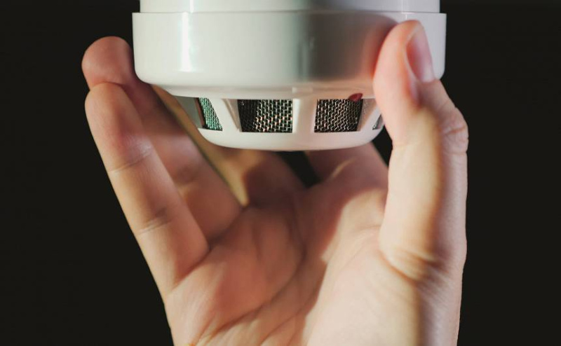 Jau piecus gadus dūmu detektori mājokļos ir obligāti; daudzviet to aizvien trūkst