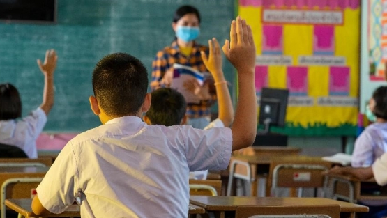 Pašvaldības: Covid-19 sertifikāta prasības dēļ darbu skolās pametuši ap 600 pedagogu